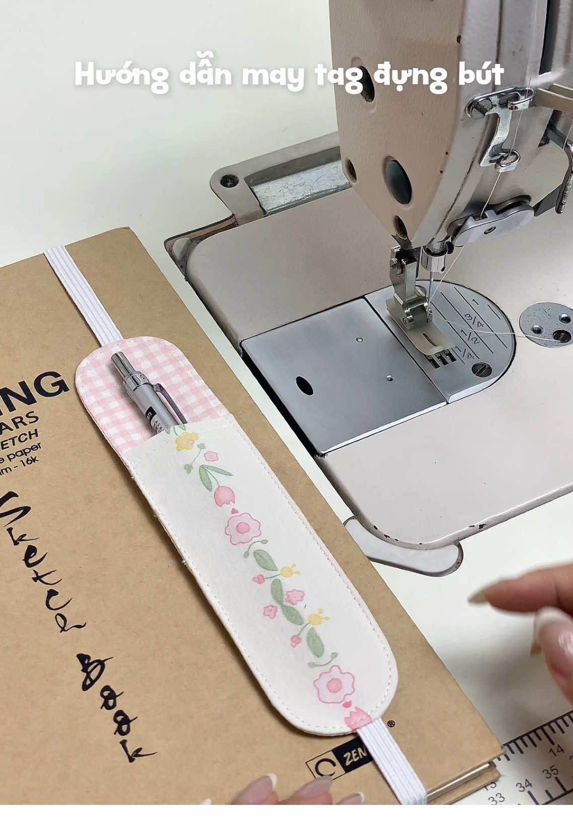 Một chiếc tag đựng bút nhanh gọn mà trông xinh xắn thế này 🥹 Bác iu có thể dùng cài sổ như amiaoo hoặc đựng ipad pen nha #amiaoosewing #amiaoodiy #mayvá #đồhandmade #dạymaycơbản #sewing #sewingtutorial #DIY #handmade #handmadewithlove #vietnam 🇻🇳