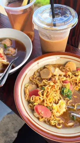 Wapikkkk pollll, Makan murah view mahal. Nemuin Hidden Gem di Trawas kaget masakanya murah dan enak plus viewnya bagus bgt #kulinertrawas #cafetrawas #indomie #bakso #wisatatrawas #titiknoltrawas #kulinermojokerto #rekomendasicafe #rekomendasiwisata #wisatamojokerto #fyp #masukberandafyp #xybca 