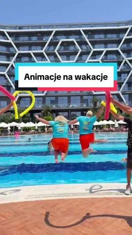 Nieprzypadkowo dziewczyny stoją przed basenem… 💦 Sprawdź hotele z polskimi animacjami na coraltravel.pl 🔗 Jeden z nich to BOSPHORUS SORGUN HOTEL 5️⃣🌟 #coraltravelpoland #kochajipodrozuj #coralfamilyclub #polskieanimacje 