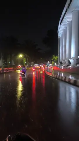 Bogor saat hujan inimah#tugukujangbogor #kotahujan #bogor#kabupatenbogor  #kebunrayabogor #kotabogor #hujan #fypシ 