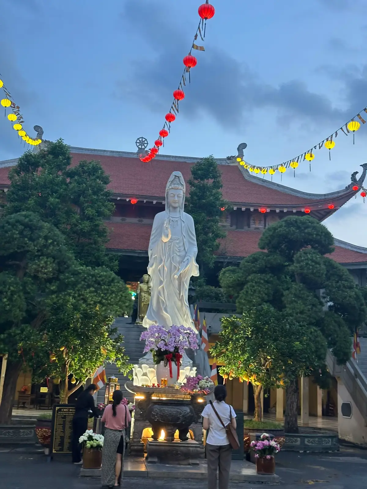 Về chùa đi em những lúc lòng trống vắng Về chùa đi em để thấy lòng thanh thảng Về chùa đi em về với chính tâm mình Về chùa đi em về với phật🙏🙏🙏🪷🪷#phatphapnhiemmau #xuhuongtiktok #chuavinhnghiem 