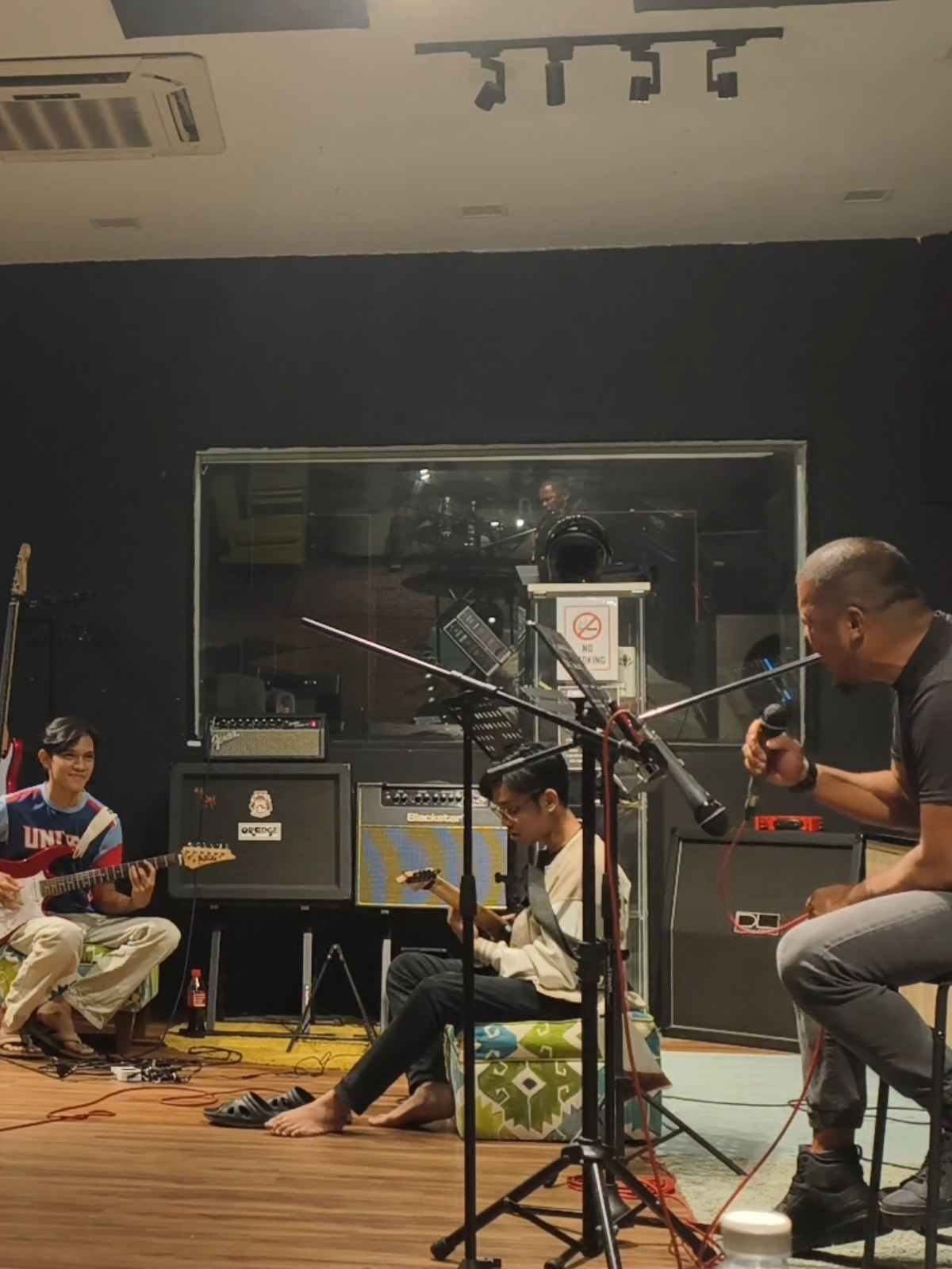 Seize The Day - Jamming Sesh. The usual go-to warm-up song. Well, not for the singer. @Fez #guitar #a7x #avengedsevenfold 