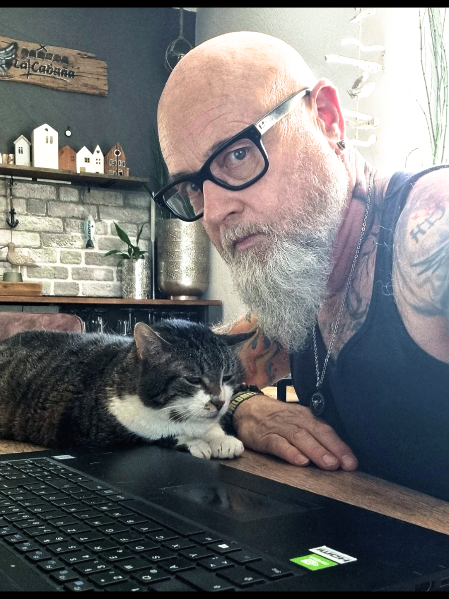 Workday #catontiktok #cat #badboy #beardedbadboysgermany #tattoed #inked #tiktokcat #catlover #catlady #homesweethome #nob_man #nob_beard 