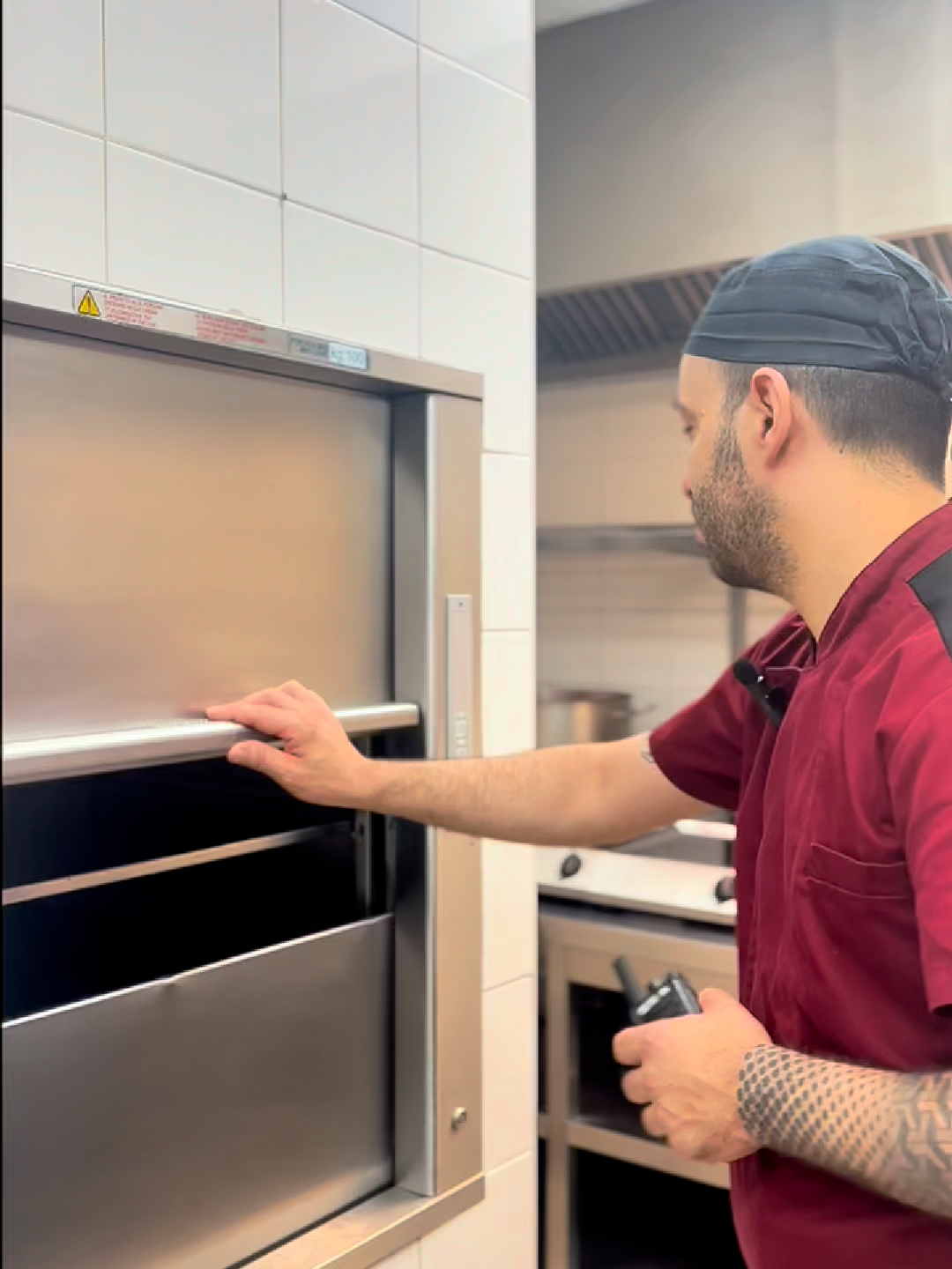 🍝 QUANDO LA CUCINA CHIAMA, SI CORRE! 😅 Hai mai visto una squadra così affiatata? 🔔 Da 140 Grammi di via Pessina, appena la cucina grida “PASS!”, succede il panico (quello bello):  lo staff molla tutto, vola al banco e salva  il piatto come se fosse un gol al 90esimo. 😂 E tu pensavi che il nostro menù fosse l’unica cosa esplosiva? 💥 Tra corse, risate e piatti XXL, da noi c’è sempre un motivo per stare col sorriso. 📍Non perderti i sorrisi del nostro staff! 📲 Tavolo pronto (e pass in arrivo): prenota adesso al link in bio! @140grammi  #140grammi #140grammipessina #140grammicagliari #Foodie #FoodTok #FoodLover #perte #pastalover #pasta #foryoupag #neiperteee #for #ristorante