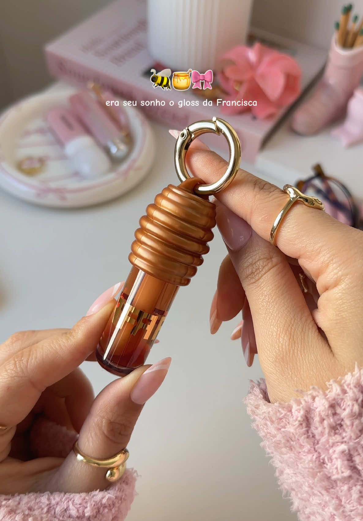 era meu sonho🥹🎀🍯🐝 só depois que passa o hype que compro🤭😅 @Franciny Ehlke  . #aesthetic #glossfrancinyehlke #liphoney #francinyehlke #softgirl #aestheticvibes #unboxingvideo 