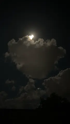 10/7/2025  #bulan #bulanpurnama #moon #moonlight #trending #viral #awan #sky #night #skynight #fullmoon #langit #malam #fyp #foryou #cilacap 