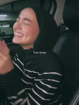 When she smile, it’s like the world pauses just to enjoy a little sweetness💫 cairr dohh tengok senyum + dimples tuu! Betol limited edition punye😆 #thariqridzuwancommandohistreasure #thariqridzuwan #bismillahfyp #fypシ #husniyaradwa #qasqas #qas