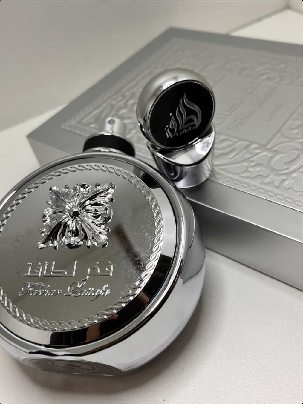 Lançamento Masculino? Temos! FAKHAR PLATIN o perfume mais procurado do momento está disponível em nossa loja. Nota de topo: Bergamota, Cardamomo e Pimenta Rosa Nota de coração: Goiaba,Gengibre, e Lavanda. Notas de fundo:Sândalo, Palo Santo e incenso. Compre pelo nosso Televendas: 11987784658 ou pelo nosso site seguro👇🏻 https://perfumariaoriente.vendizap.com/?fbclid=PAQ0xDSwLcqV5leHRuA2FlbQIxMQABpzLyWNOnQiK9s4yIjqeY8zvl-T0PcYUo3jI91m2g51HAehg4aEQW9jFFF4Ii_aem_HYZq_06d7ZDmhaU7LePV8A  Enviamos para todo Brasil!🛍️ #lattafa  #perfumetiktok  #lancamento  #foryoupage 