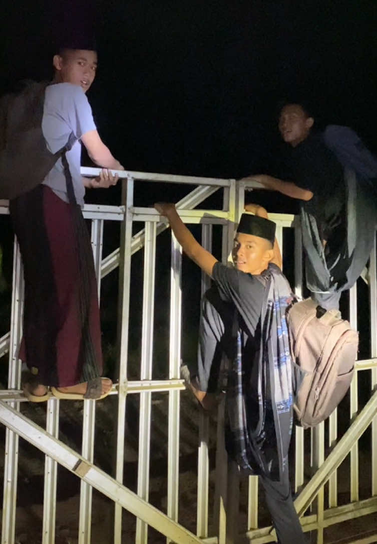 POV KETIKA KAMU MAU KABUR TAPI LANGSUNG KETAHUAN SAMA KEAMANAN PONDOK. #ponpes #alkautsar #pondokpesantren #fyp #pondokpesantrenviral #fypシ゚viral🖤tiktok #mondokitukeren #jambipride 