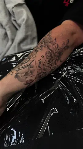 YOU NEED A TATTOO 🪡 #tattoo #louisvilletattooartist #tattooartist #finelinetattoo 