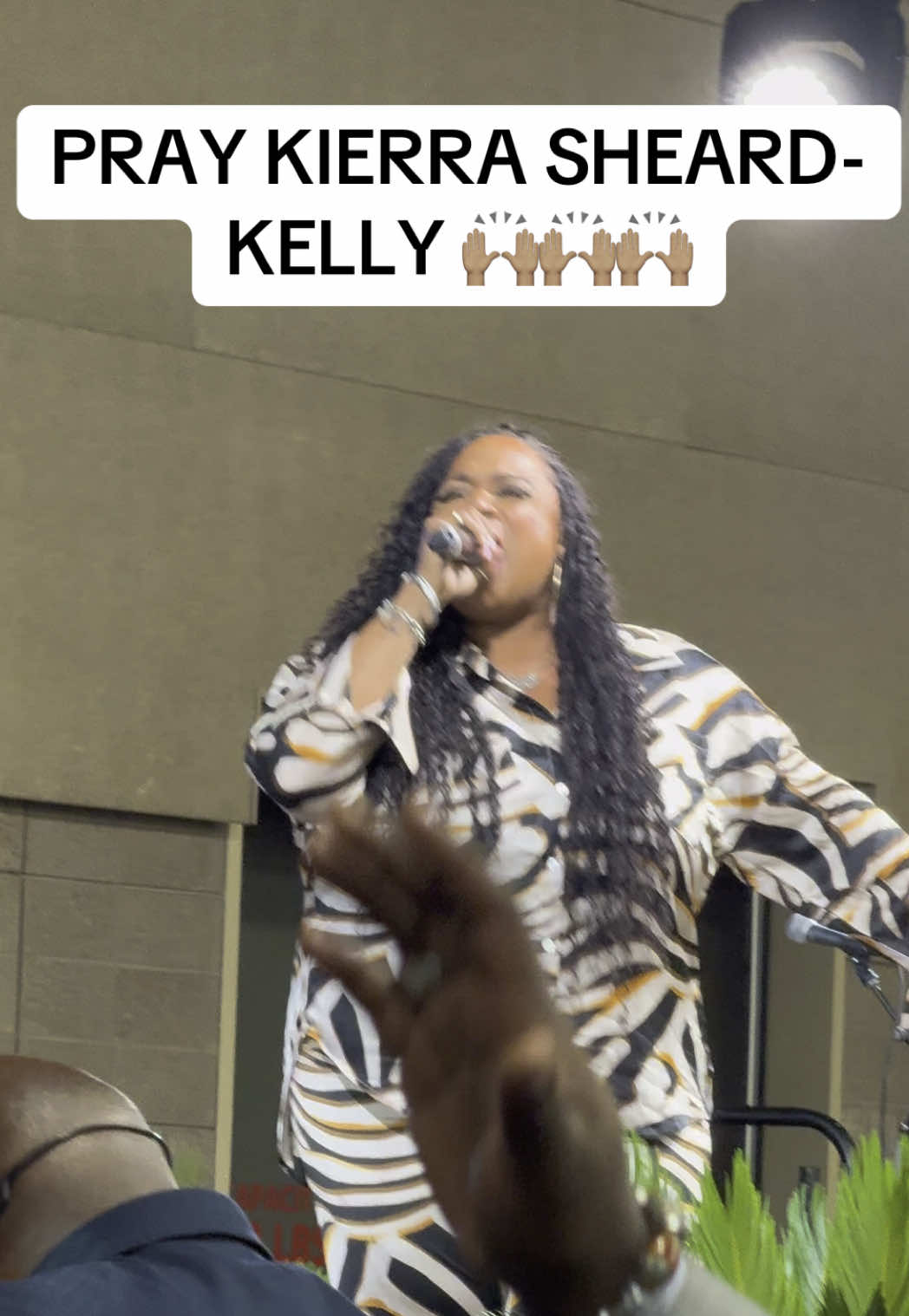 Kierra Sheard-Kelly praying at COGIC AIM 2025🙌🏽 #cogic #aim #cogicaim #pray 
