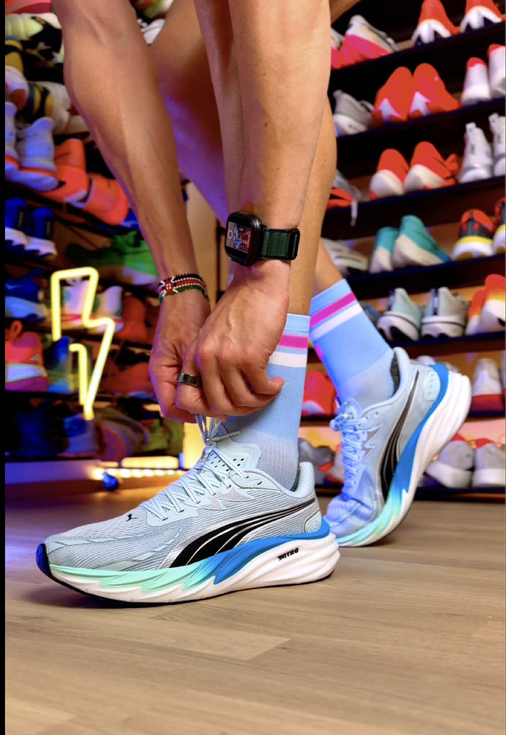 ⚡️PUMA Velocity Nitro 4.  👉 Más ligera: 14 g menos que la versión anterior. 👉 Mediasuela Nitro Foam completa: más amortiguación y retorno de energía. @PUMA  👉 Upper rediseñado: mejor ajuste y transpirabilidad. 👉 Suela Pumagrip: agarre top en asfalto. 👉 Drop de 10 mm, peso 250 g. 👉 Vida útil aprox: hasta 800 km. 👉 Precio: 140 €. #puma #pumarunning #nitrofoam #palabraderunner