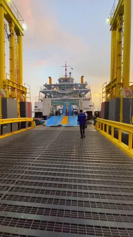 Pesona pelabuhan Bangka barat 🙌🌅#kmpdharmasantosa #bangkabarat #masukberanda #foryoupage #kapalferry #trending #fyppppppppppppppppppppppp 