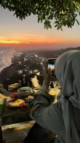 nyore bersamamu@Yantiernashop #senja #senjasorehari #bukitshoka #jogjaistimewa #fypage #fotolive #sunset 