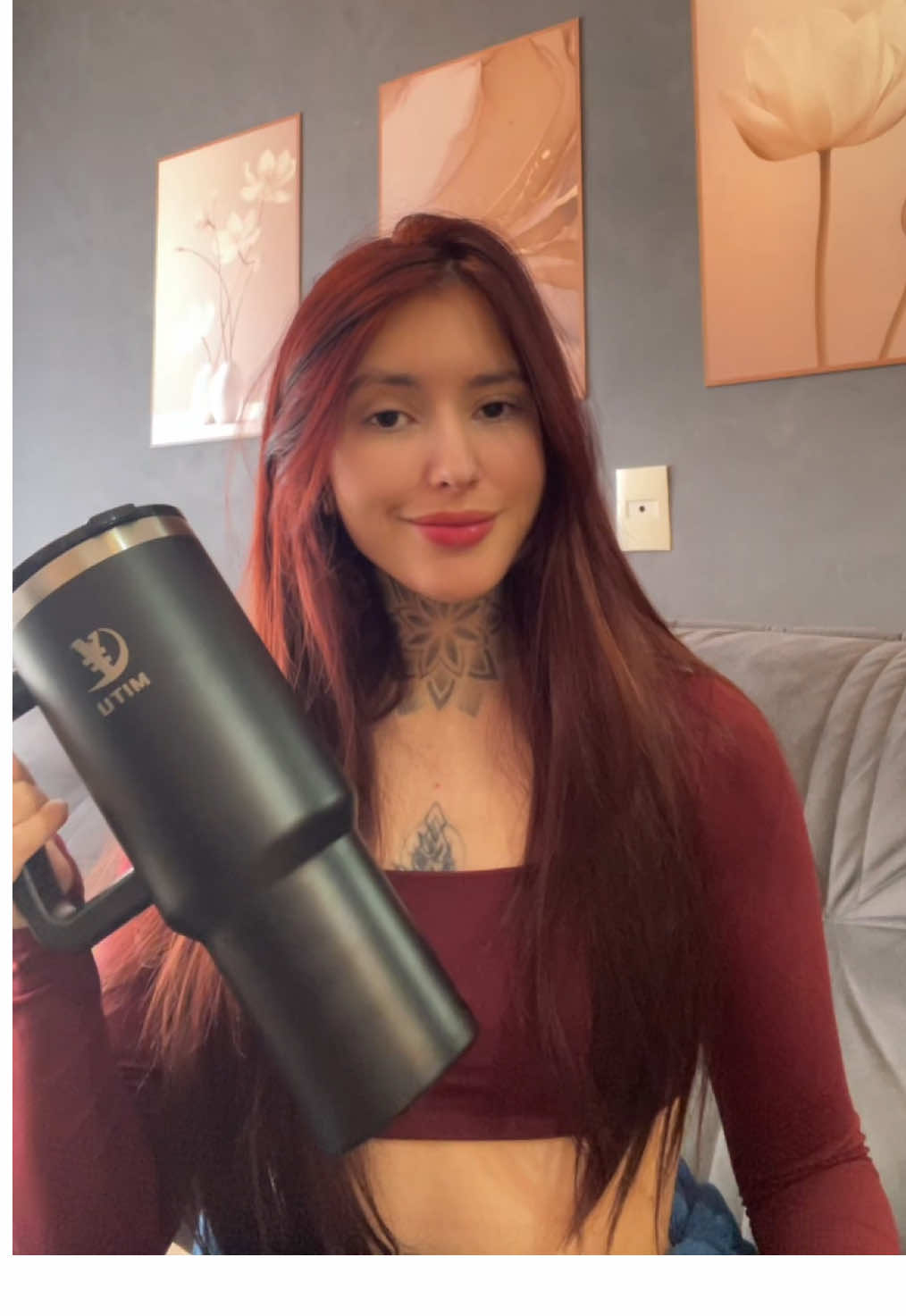 Tu vai comprar esse copo pra beber água, que eu sei que você não tá bebendo! 