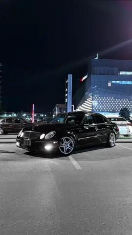 Mercedes-Benz W211 — это настоящий символ классики и стиля. Он выглядит так, будто создан не просто для движения, а чтобы подчёркивать статус и вкус владельца. Его плавные линии, строгий взгляд фар и массивный капот говорят: “я здесь, чтобы впечатлять”.