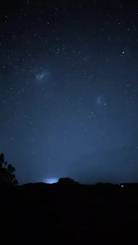 Pernah ada masa di mana air mata jadi teman tidur, dan sunyi jadi satu-satunya pelukan yang tak pergi. Hari-hari dilewati dengan langkah kecil, hal ini terjadi bukan karena kuat, tapi karena tak punya pilihan lain selain tetap berjalan. Namun lihat sekarang...meski luka masih membekas, ada senyum yang tumbuh perlahan. Bukan karena semuanya telah membaik, tapi karena diri ini tak menyerah. Bahagia tak selalu datang dengan pesta, kadang hadir sebagai bisikan lembut: “Terima kasih, kamu sudah bertahan sejauh ini.”