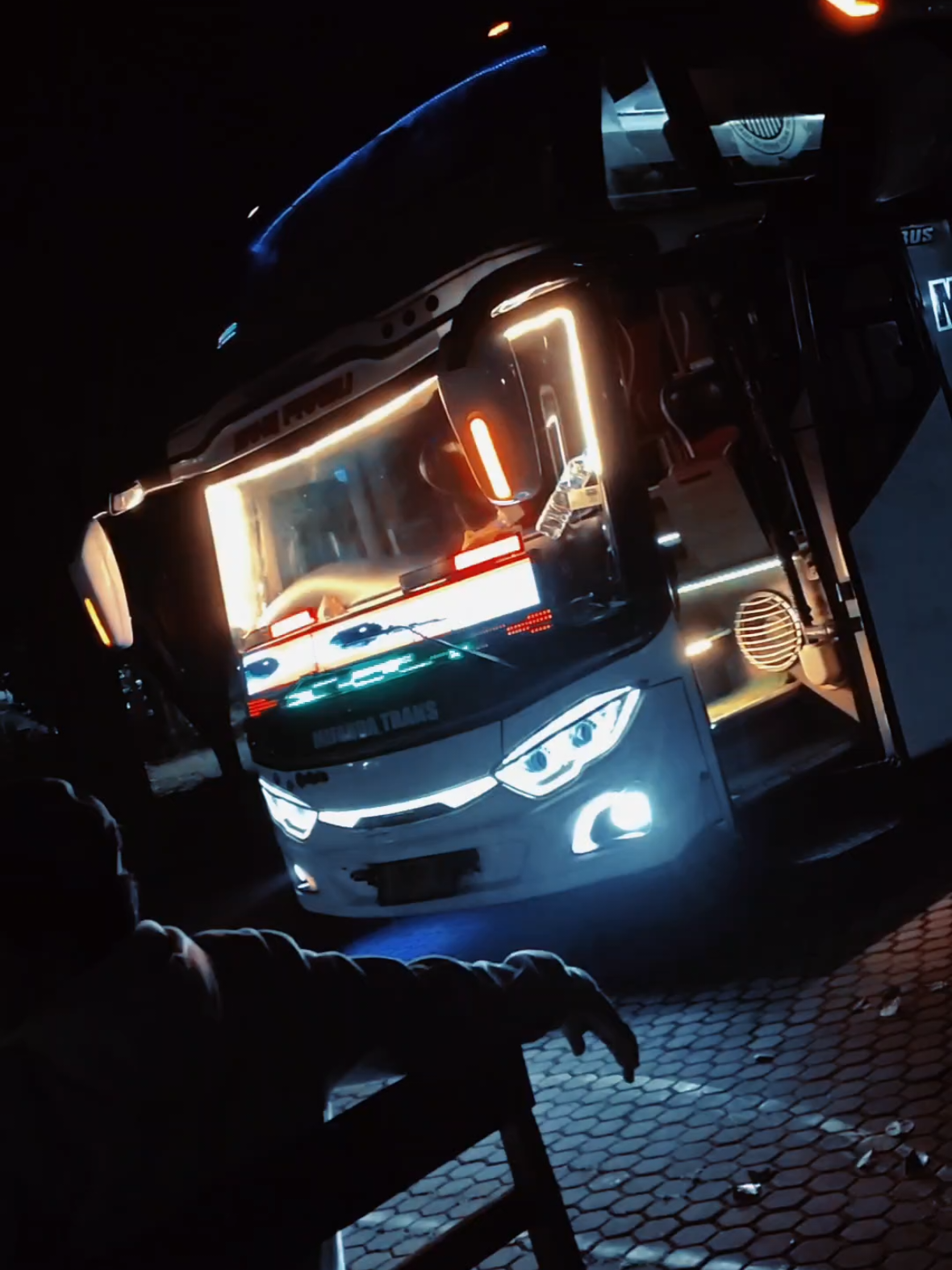 Di tengah gempuran masih sempat 😂 #busmania #cinematicbus