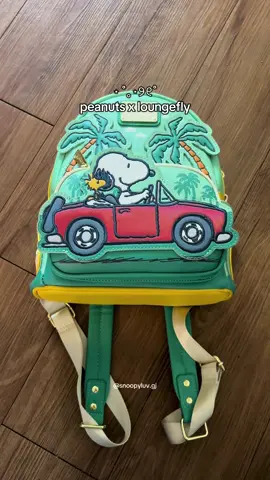 The perfect bag for summer and spring!!🧣🪹☀️ #snoopy #backpack #loungefly #esnupi #peanuts #fyp #woodstock #Summer #trending #viral #parati  #whatsinmybag #loungeflycollection 