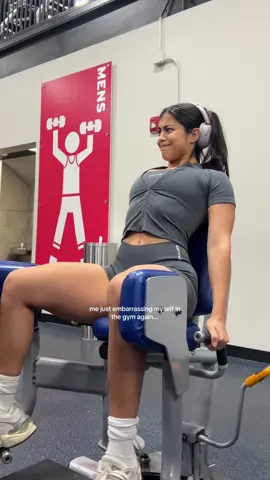 leg went flyinggggg lmao. 5 years working out and still embarrassing shit happens to me at the gym. it’s okay. it’s NORMAL @DFYNE dc ANDREAV #GymTok #gymhumor #glutesworkout #gymrelatable 