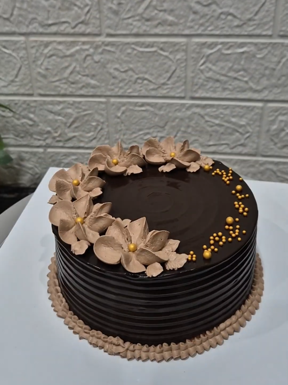 simple chocolate ganache cake decoration#trendingvideo #chocolate #pourtoii #parati #fyp #cakedecorating #yummyfood 