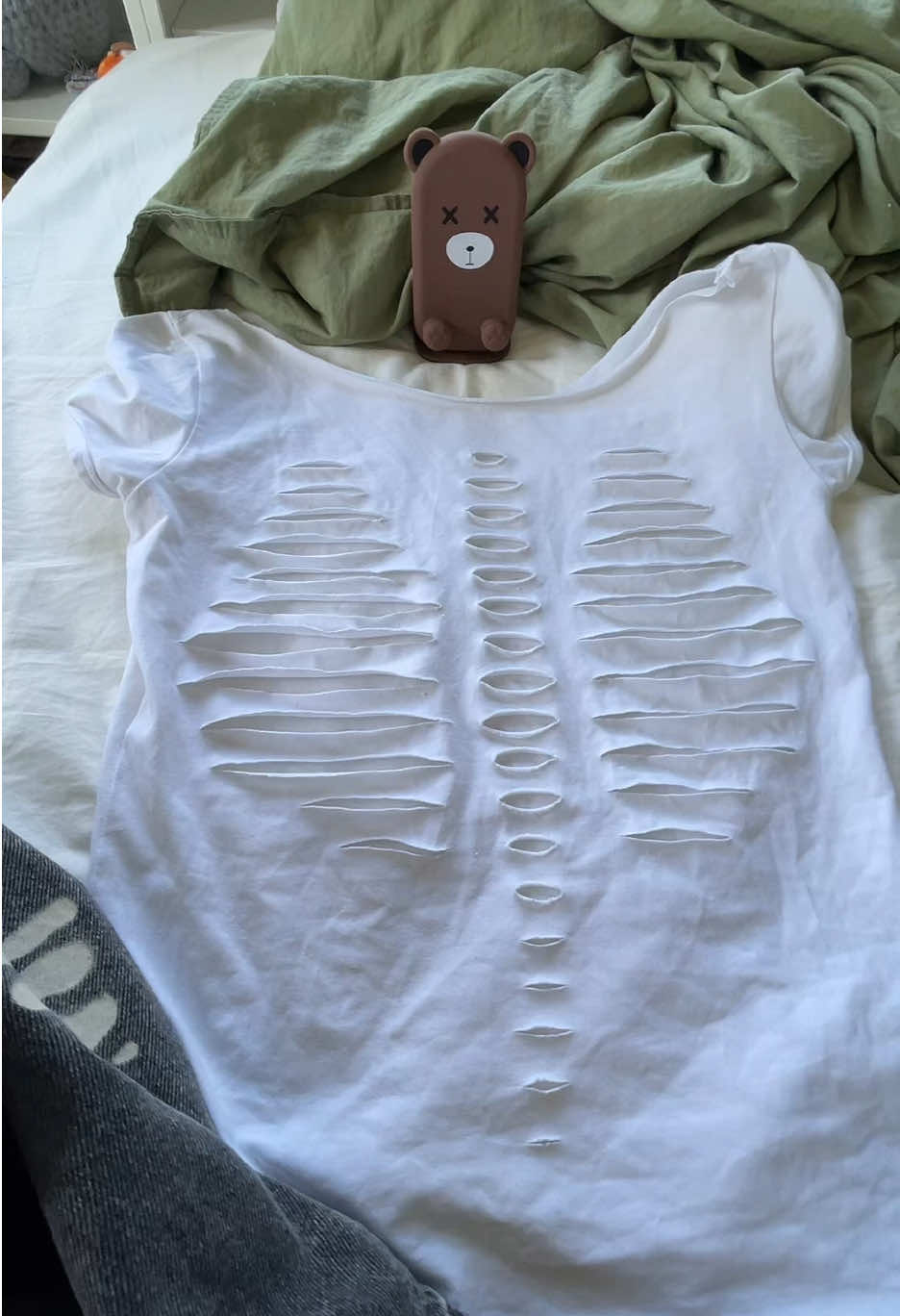 Skeleton shirt!!🩻☠️ #DIY #clothes #upcycling #skeletonshirt 