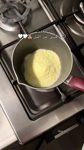 شوفان بالحليب المحموس 🤎👏🏻🎀 المقادير لصحن واحد : ملعقتين حليب محموس  ربع كوب شوفان  سكوب بروتين فانيلا واذا مافيه عادي حطو شوي فانيلا ظرفين ستيفيا ملعقة صغيره بكنج باودر  ونص كوب حليب وربع كوب مويه او الين يصير قوامه زي الفيديو 🤍👏🏻 وعلى الفرن لمدة 4 دقايق وزينوها بشوكلت كندر اذا عندكم وعوافي😋🤍🤍 