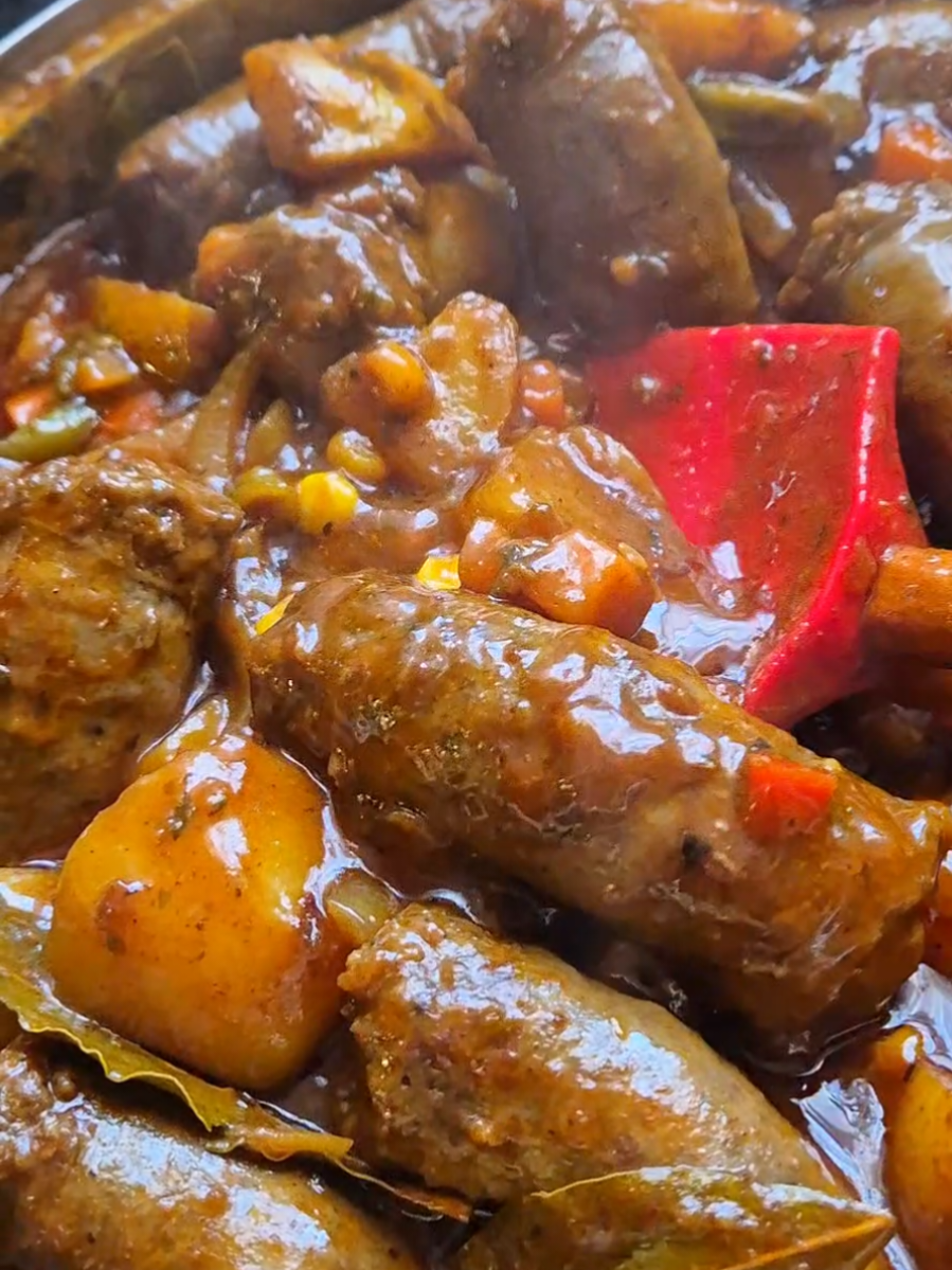 Boerewors Stew with a dash of @raziaspickle  lamb curry spice 😋  Yhooooo lona...this went down real good 👌🏽👌🏽 #tik_tok  #food #fyp  #boerewors #contentcreator #tiktokfoodie #viralvideos 