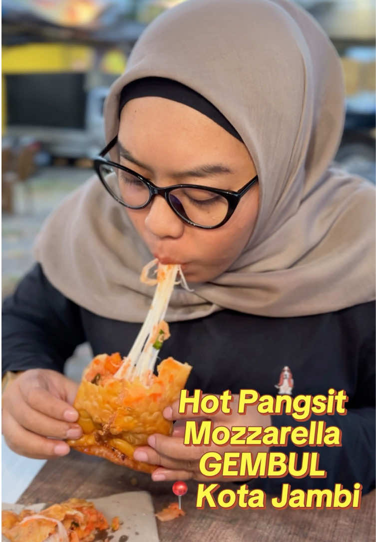Pecinta hot pangsit merapat!🔥 Aku nemu Hot Pangsit Gembul pangsit pedas mozarella yang sedepnya nampol! 📍Cabang Telanai (samping MTs Labor) 📍Cabang Mendalo (depan Apotek Hi Farma) Varian lengkap: bakso, sosis, nugget, ayam, mix, komplit + mozarella cuma tambah 5k! 🕒 Buka jam 14.30 sampai habis~ Favoritku: komplit mozarella!🧀 Wajib coba sih! #jambipride🏴‍☠️ #fypシ #fyp #kulinerjambi #hotpangsitgembul #hotpangsitjambi #xyzbcafypシ #xyzbcafyp #jajananjambi #CapCut 