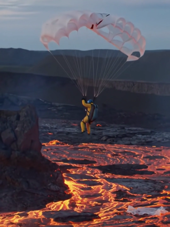 Un cambio en el viento hizo que el paracaidista se desviase hacia el volcán Kilauea, en Hawaii. #kilauea #hawaii #hawaiitiktok  #paracaidismo #parachute #volcan #spooky 