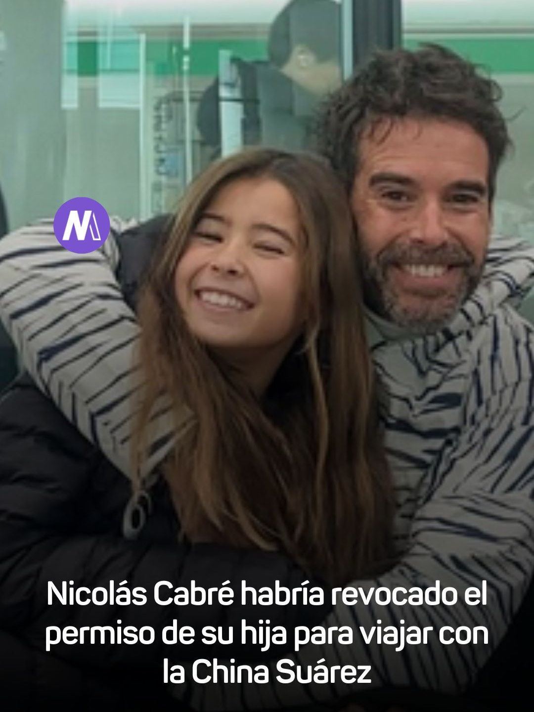🔒 Nicolás Cabré revocó el permiso de viaje de Rufina, su hija con La China Suárez En medio del conflicto por la intención de La China de mudarse a Turquía con sus hijos, se conoció que Nicolás Cabré también habría decidido revocar el permiso de viaje internacional que tenía para su hija Rufina. 📌 Según trascendió hace instantes, Cabré y Benjamín Vicuña habrían acordado no autorizar que sus hijos se trasladen a vivir fuera del país. 📸 En paralelo, Cabré publicó una foto en su auto justo cuando La China hacía su descargo en redes, lo que fue interpretado como una señal sutil de apoyo a Vicuña. 🛑 La medida no impediría viajes vacacionales, pero sí frenaría una mudanza definitiva. 📝 No hay documento oficial público aún, pero ya se habla de una posible intervención judicial por parte de Suárez para revertir la situación. ➡️ El centro del conflicto: los padres buscan que sus hijos mantengan su vida en Argentina, mientras La China plantea un cambio de residencia con su pareja Mauro Icardi.