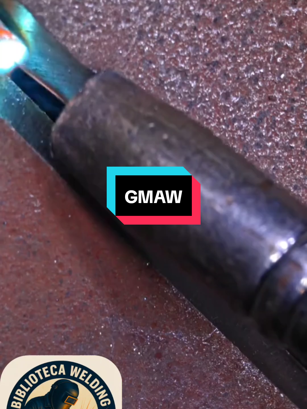 Soldadura GMAW (MIG) con Alambre Sólido  * Nombre completo: Gas Metal Arc Welding (GMAW).  * Tipo de electrodo: Alambre sólido continuo.  * Protección: Gas externo (Argón, CO₂, o mezclas como 75% Argón / 25% CO₂).  * Polaridad: Corriente Directa, Electrodo Positivo (DC+ o DCEP) es lo más común para estabilidad de arco y buena penetración.  * Aplicaciones: Ideal para chapas finas a medias, soldadura de alta velocidad, producción, acabados limpios y estéticos. Materiales comunes: aceros al carbono, inoxidables, aluminio.  * Ventajas: Alta eficiencia de deposición, poca escoria, fácil limpieza, apta para automatización.  * Limitaciones: Requiere gas de protección, sensible al viento (no ideal para exteriores sin protección), menor tolerancia a contaminantes en el material base. Soldadura FCAW (Alambre Tubular)  * Nombre completo: Flux-Cored Arc Welding (FCAW).  * Tipo de electrodo: Alambre tubular (hueco) con fundente en su interior.  * Protección:    * FCAW-S (Autoprotegida): El fundente interno genera sus propios gases de protección al quemarse. No necesita gas externo.    * FCAW-G (Gas-protegida o 