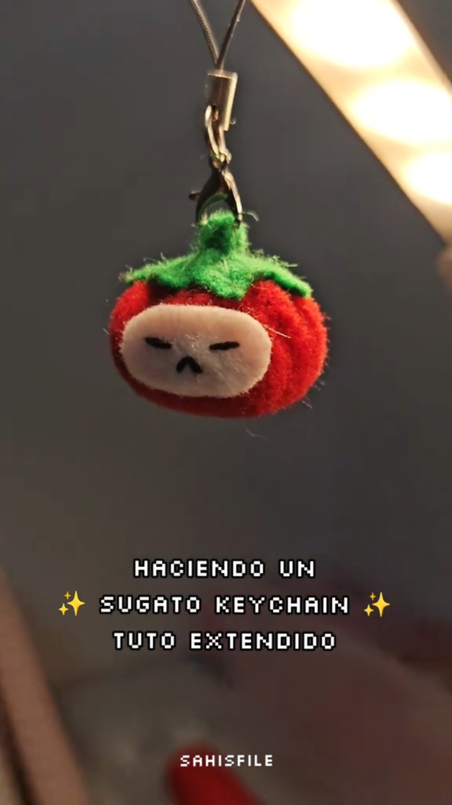 Tutorial ✨sugato keychain 😺✨ Pueden encontrar a la venta sugato y muchos más en mi IG : @sahisfile  #DIY #tutorial #felt #fieltro #tomate #gato #suga #tutorials #costura #keychain #colgante #handmadegifts 