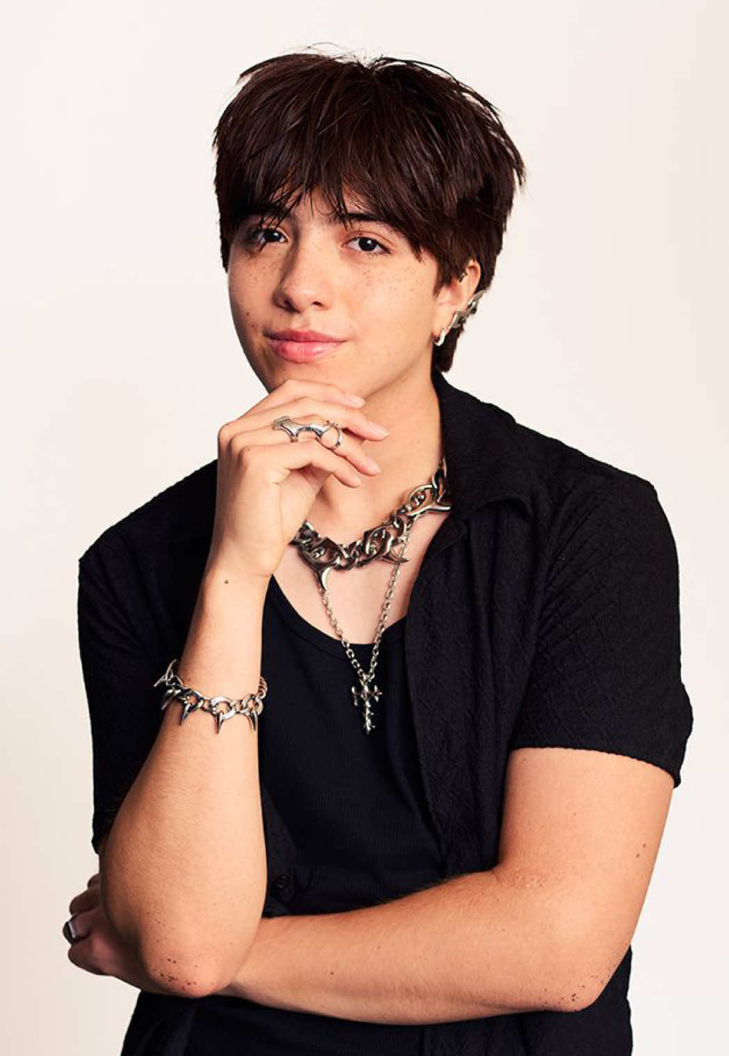 Hola! Estoy muy emocionado de contarles que soy candidato de @Santos Bravos el nuevo proyecto de #hybelatinamerica para formar una nueva banda latina de pop! Sigan todas las redes de #santosbravos y acompáñenos a hacer historia! 