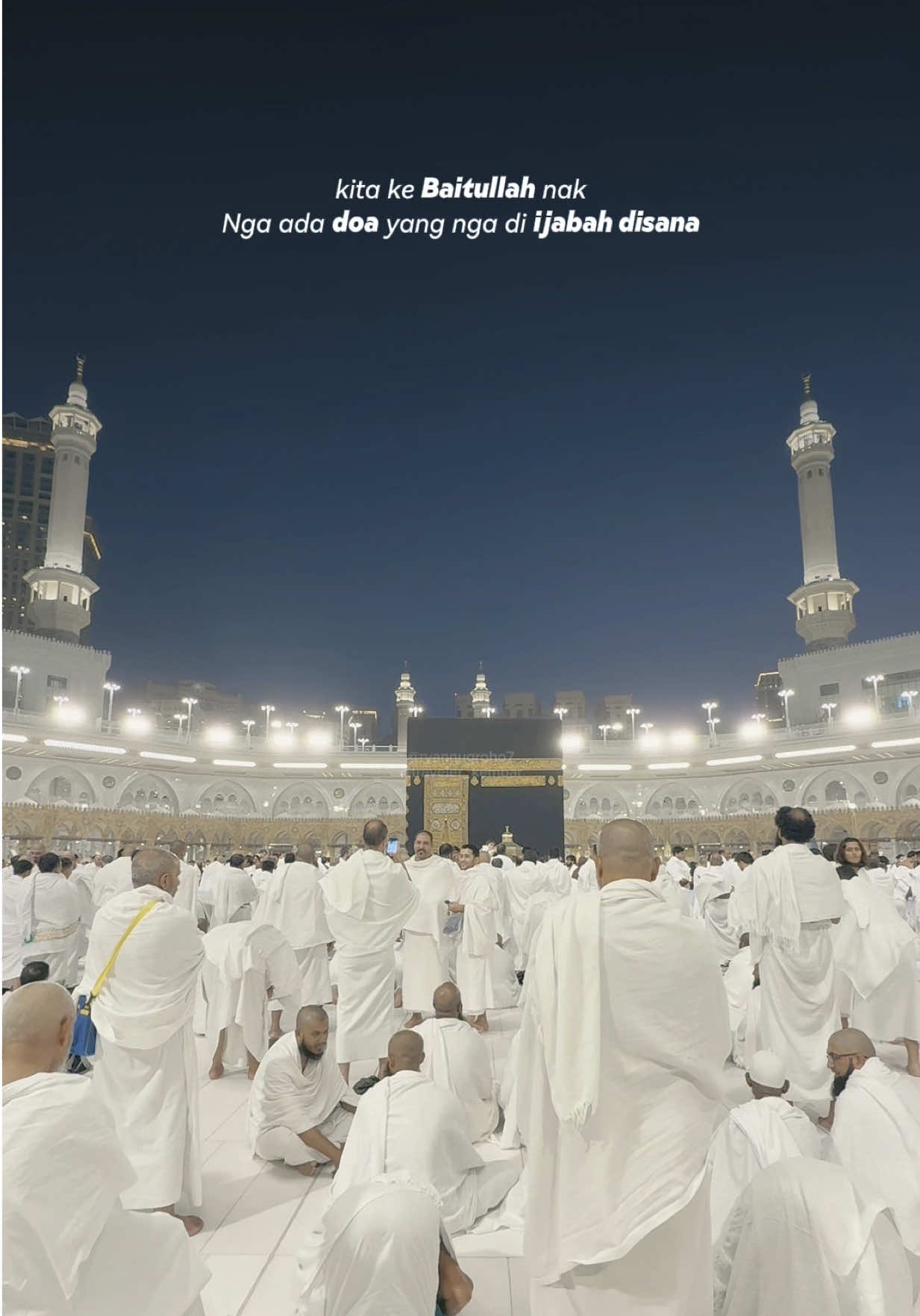 Di mihrab Baitullah,  Doa adalah sayap-sayap merpati, Terbang menuju arasy, Tak ada yang kembali tanpa jawaban. Semua diijabah, dalam cinta-Nya yang tak terhingga. . . . #makkah #kakbah #madinah #umroh  #CapCut 