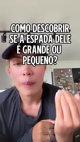A teoria: o “2D:4D ratio” 	•	2D = segundo dedo = indicador 	•	4D = quarto dedo = anelar  Homens com o dedo anelar maior que o indicador (ou seja, baixo índice 2D:4D) foram associados a: 	•	Maior exposição à testosterona no útero durante a gestação 	•	E, segundo alguns estudos, isso correlaciona com maior tamanho. ⚠️ Mas atenção: Não é uma regra fixa. Existem muitos fatores que determinam o tamanho do ESPADA — genéticos, hormonais, raciais, ambientais… O estudo mais famoso foi feito em 2002 na Coreia do Sul, com pouco mais de 100 homens. Já viu o tamanho do mundo? Pois é. A amostra é pequena. O próprio autor do estudo disse que isso não deve ser usado para julgamento individual, apenas como observação científica de tendência.