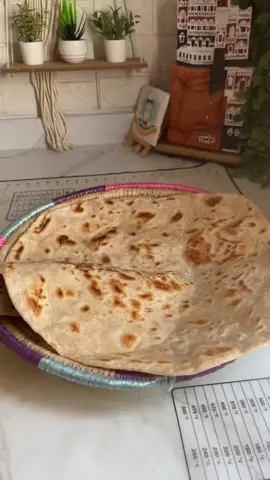 خبز الرطب اليمني من المخبوزات اللذيذة بتاكلوا ولا تشبعوا منه  وصفات سهله ولذيذة  طبخات سريعة وسهله  طبخنا الشعبي اللذيذ  . المكونات  ٨ اكواب من الطحين لجميع الاستعمالات  ملعقة ك ملح ممسوحة ٤ اكواب ماء للعجن  سمن وطحين لطبقات العجين  عسل وسمن وحبة البركة  #وصفات #طبخ #طبخات #اكلات #تيك #تيك_توك #تيك_توك_عرب #اكسبلور #اكسبلور_explore #خبز  #fyp #fypage #foryou #foryoupage #fypシ #cooking #food #foodtiktok  #creatorsearchinsights  @شيف احمد @Rose_S @s.a_166 @سميره حسين 