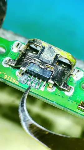 Substituição conector de carga #smartphone #repair #satisfying #technology 