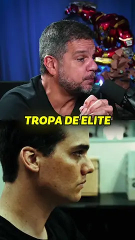 Essa cena de Tropa de Elite 1 é baseada em um caso real. Uma mãe chega ao quartel, desesperada, cobrando respostas sobre o desaparecimento de seu filho após uma operação do BOPE.  Embora ele estivesse envolvido com o tráfico, a dor de uma mãe que perde o filho é irreparável. O BOPE, após capturá-lo, decidiu libertá-lo, mas ele pagou com a vida por essa decisão. Essa cena, que mostra a dureza das escolhas, também humaniza o Capitão Nascimento, revelando um lado mais equilibrado e sensível do personagem, refletindo o peso das consequências de suas ações. Qual cena de Tropa de Elite mais te marcou? Comenta aí! #tropadeelite #crimes #bope #rodrigopimentel #policia 