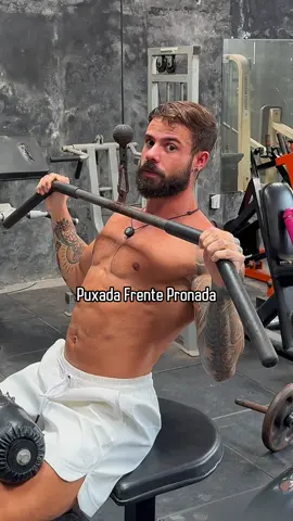 👉 Siga @airtonmontee para aprender a treinar e evoluir seu físico todos os dias. Quer montar um treino de costas completo e eficiente? Aqui vai uma estrutura simples, prática e eficiente pra estimular todas as regiões do seu dorso⤵️ 1️⃣ Escolha uma puxada 🔹 Puxada frente pronada, supinada ou neutra 🧠 Foco principal: grande dorsal (região mais lateral) músculo que dá o formato em “V” nas costas. 2️⃣ Escolha uma remada neutra (ou supinada) 🔹 Remada cavalinho neutra, remada serrote ou remada baixa com triângulo 🧠 Aqui o trabalho do dorsal continua, mas você também ativa bem a parte central das costas, como trapézio médio e inferior. 3️⃣ Escolha uma remada pronada (pegada aberta) 🔹 Remada baixa pronada, remada pronada na máquina ou remada pronada apoiada com halter 🧠 Nesse caso, você reduz o foco no dorsal e ativa mais a parte superior das costas — trapézio superior, romboides, redondos e deltoide posterior - por conta da distância do ombro em relação ao tronco. 💡 Com essa combinação, seu treino cobre praticamente toda a musculatura das costas. Agora me diz: qual dessas regiões você sente mais dificuldade em desenvolver? Me conta aqui nos comentários 👇🏼 . . . #treinodecostas #costas #treino #musculação #academia #dicasdetreino #dicasfit #dicasfitness #hipertrofia 