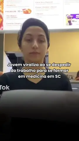 Um vídeo gravado no balcão de uma lanchonete de shopping, em Blumenau, viralizou e emocionou milhares de pessoas. A gravação mostra o último dia de trabalho da jovem catarinense Camila Ceruti, de 24 anos, como freelancer em uma lanchonete. Camila, estudante de Medicina, aproveitava os horários livres da faculdade para trabalhar como atendente em uma lanchonete. Nas imagens, aparece retirando a touca do uniforme e guardando os últimos itens no balcão. Acesse ndmais.com.br para saber todos os detalhes. #ndmais #ndtv #santacatarina #viral #emocionante #medicina #formatura #lanchonete #atendente #médica #faculdade #trabalho