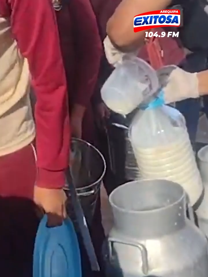 Ganaderos regalan su leche a consecuencia de bloqueos de mineros #ExitosaNoticias #ExitosaArequipa #protesta #mineros #tiktoknews #actualidad #arequipa #news #peru🇵🇪 #tiktoker #politica #gobierno #congreso