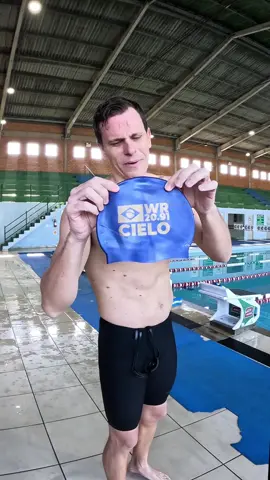 Quando a touca do recorde mundial inspira… Sai isso aí, ó! O que achou? #Natação #CesarCielo