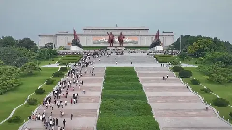 Every year on Kim Il Sung’s birthday, people would go to offer flowers. Remember, only with the leader’s blessing can there be blessing for the people.#dprk #northkorea #kimjongun 