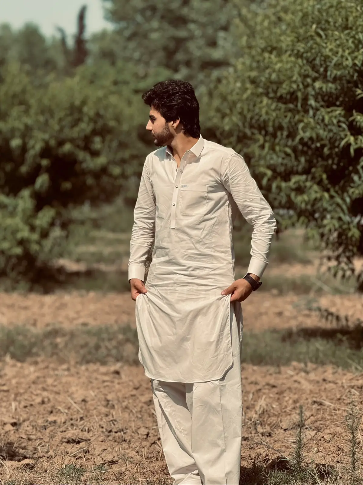 Lرانده نه وو دا خلک خامخا به پوهېدل زما او ستا چی یو بل ته رنګونه زئیرېدل کچه به و دا کار ولی پېغور پکښې د څه خه بل چاته خو نه وو خپل جانان ته می ژړل سرونو باندي وشولې څه بل شانتی کانی څه دلته پرېکېدل څه ټیټېدل څه خرڅېدل په زړونو کښې مې ځای کړلی دعا راته کوه زما د مئينتوب نه مخکښی چا درته کتل معصومې او ساده ښکاري ستا سترګې غلچکی اوستاذي دي ورځي ورله د زړونو تښتول زما دا بده ورځ او ستا دومره سخاوت ؟ چی ماته په خندا شوی که دې ما پوری خندل چی هر وخت مرور کړی په وړه خبره ځان عابده ورته ګران به شي اخر پخلا کول