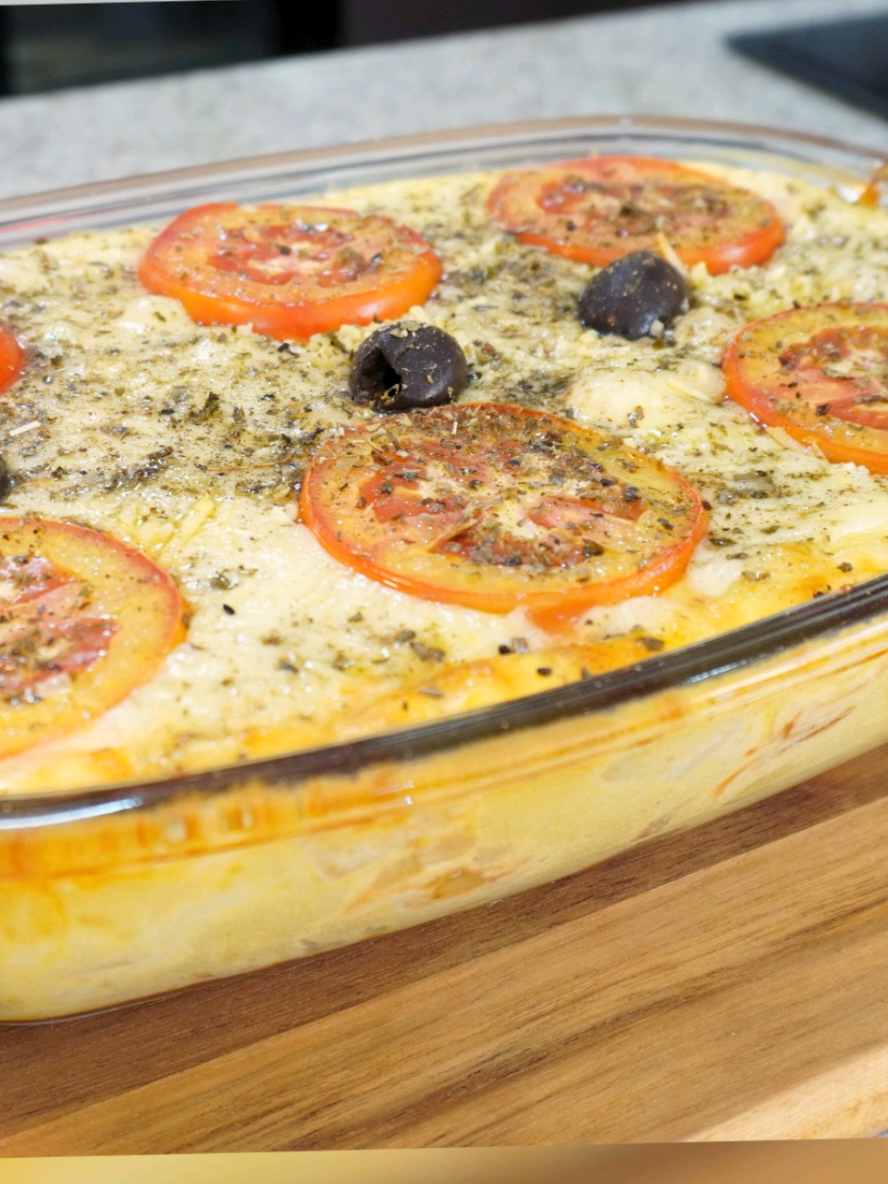 Já Clica 2 vezes no vídeo pra curtir e receber sempre as minhas receitas! Batata Gratinada! INGREDIENTES ✔ BATATA - 5 unidades ✔ SAL - uma colher de sopa ✔ *Creme ✔ CREME DE LEITE - 200g ✔ OVO - 3 unidades ✔ ALHO - 1 dente ✔ QUEIJO PARMESÃO RALADO - 25g ✔ SAL - a gosto ✔ PÁPRICA PICANTE - a gosto ✔ *Montagem ✔ MOLHO DE TOMATE - 150g ✔ MUÇARELA - 300g ✔ QUEIJO PARMESÃO RALADO - 25g ✔ ORÉGANO - a gosto ✔ TOMATE - uma unidade ✔ AZEITONA PRETA - a gosto #carlatataro #carlatataroreceitas