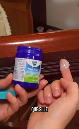 Did you know you can use Vicks VapoRub to polish wood? 🪵✨ It restores shine, hides light scratches, and leaves a fresh scent! Perfect for furniture and wooden utensils. Try it! 😮 #homehack #VapoRubHack   #BrilloDeMadera   #TikTokHogar   #TrucoDeCasa   #MueblesDeMadera   #HomeCleaningTips   #LimpiezaNatural   #WoodPolishHack   #DIYHacks   #CasaLimpia   #LifeHackTikTok   #limpiezadelhogar 