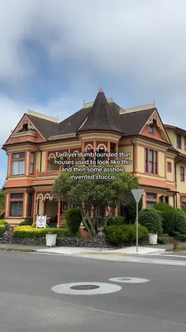 Bring back homes that look like they belong to vampires or peculiar children 😫😔 
