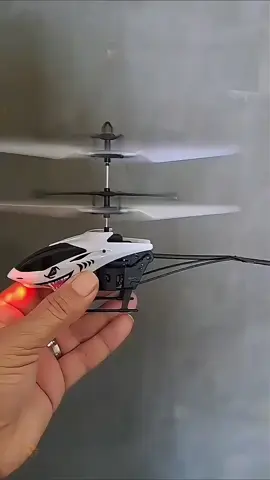 Helicóptero infantil com controle remoto e sensor de mão. Voo automático, recarregável via USB. Diversão segura e interativa. #BrinquedoHelicóptero   #ControleRemoto   #SensorDeMão   #RecaregávelUSB   #diversãoinfantil 