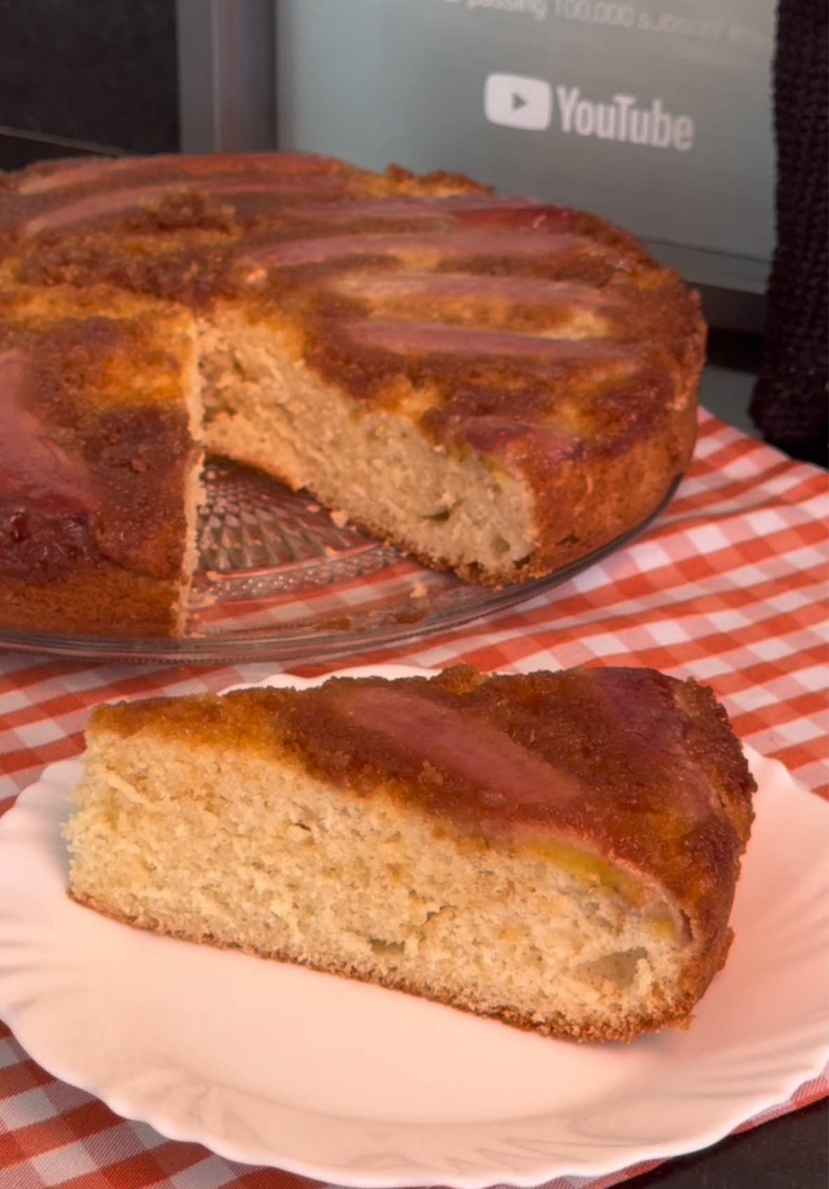Bolo de banana caramelizada 😋 ➡️ @alda.bolos.e.cia  Ingredientes: 3 ovos 150ml de óleo  250ml de leite  1 colher de essência de baunilha  1 xícara de açúcar  2 xícaras de farinha de trigo sem fermento (240ml) 1 colher de fermento em pó pra bolos  6 bananas da prata madura  Calda : Leve pro fogo 1 xícara de açúcar e 100ml de água  Não misture com uma colher, vez em quando misture usando a própria panela (segure no cabo e misture se colocar colher) assim q a calda começar dourar já está pronta. Apague o fogo coloque 50ml de água e misture com o cabo da panela sem por colher.. assim você terá uma calda perfeita.. Gostou ? Já salva pra fazer e não esquece de compartilhar e deixar seu ❤️ #viral #receita #explore #fyp #foodtiktok #viralvideos #bolo #bolodebanana 